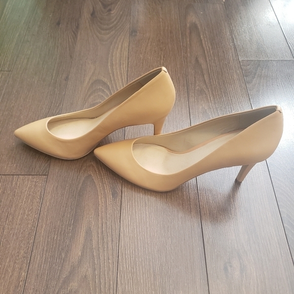 Pegabo Heels - Picture 3 of 9